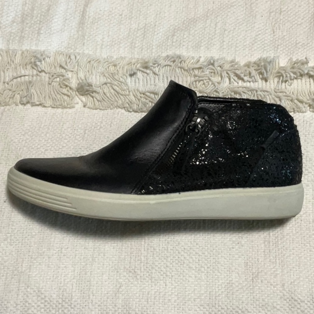 Ecco soft black low cut zip bootie, size 6.7/37